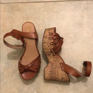 Tan chunky wedges with gold details (semi new)